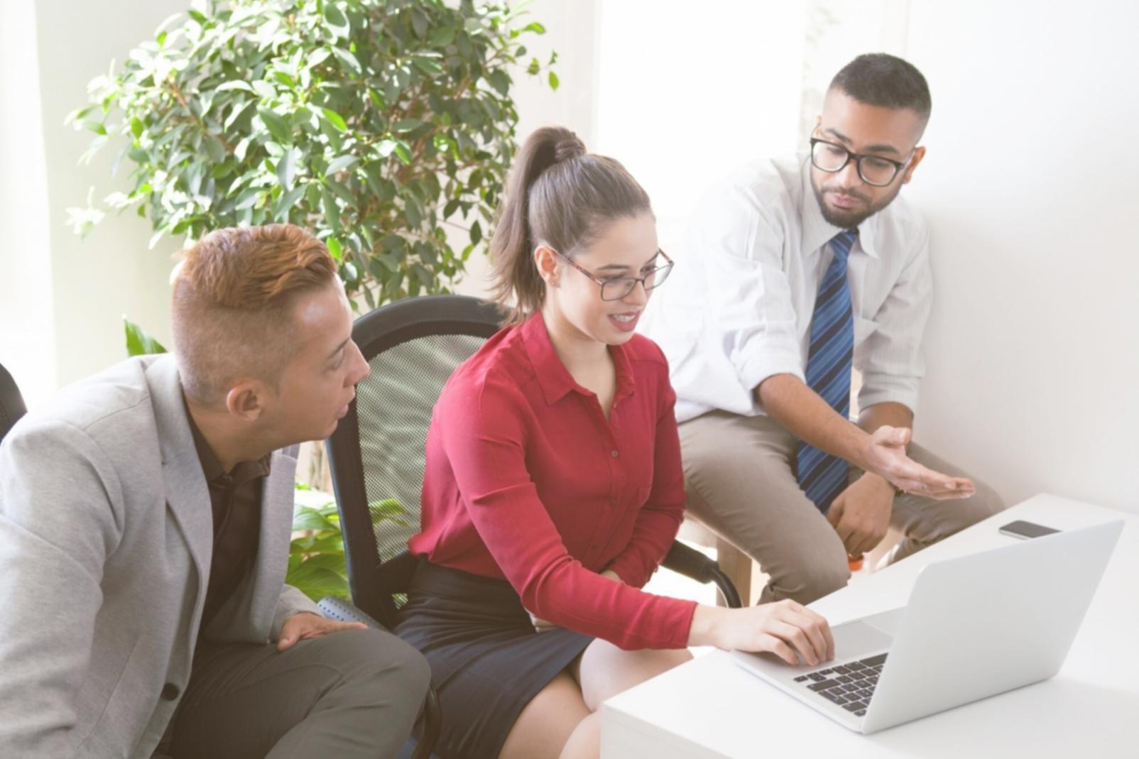 Equipo de selunavexon analizando datos financieros en Barcelona