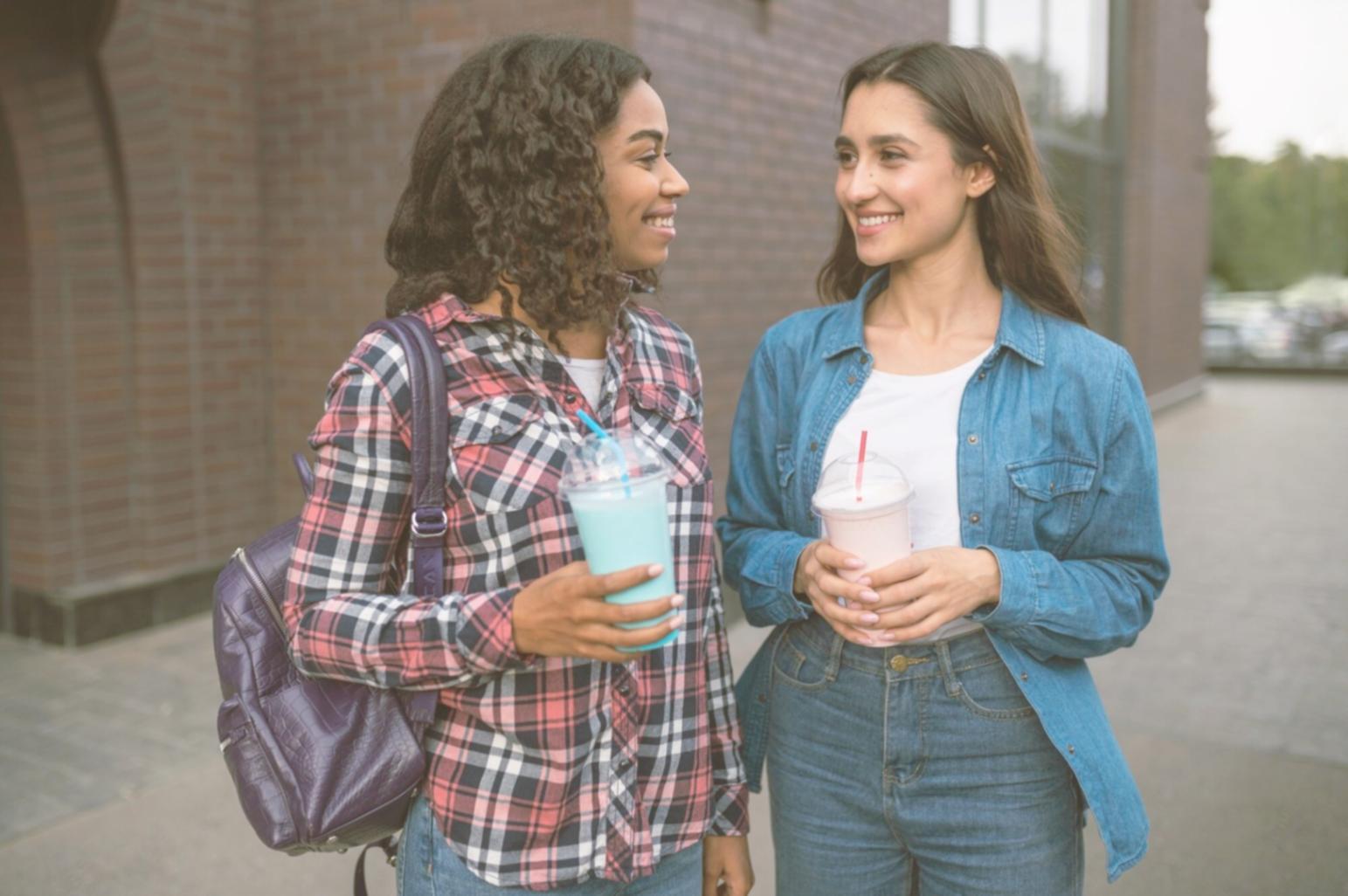 Profesional analizando estados financieros en entorno empresarial moderno